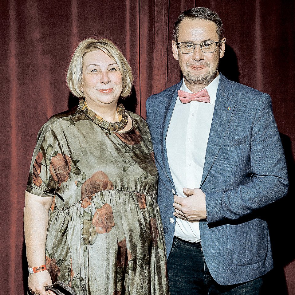 Марина Образцова, директор и основатель галереи Fineart, и художник Юрий Уляшев. 2024. Фото: архив Юрия Уляшева