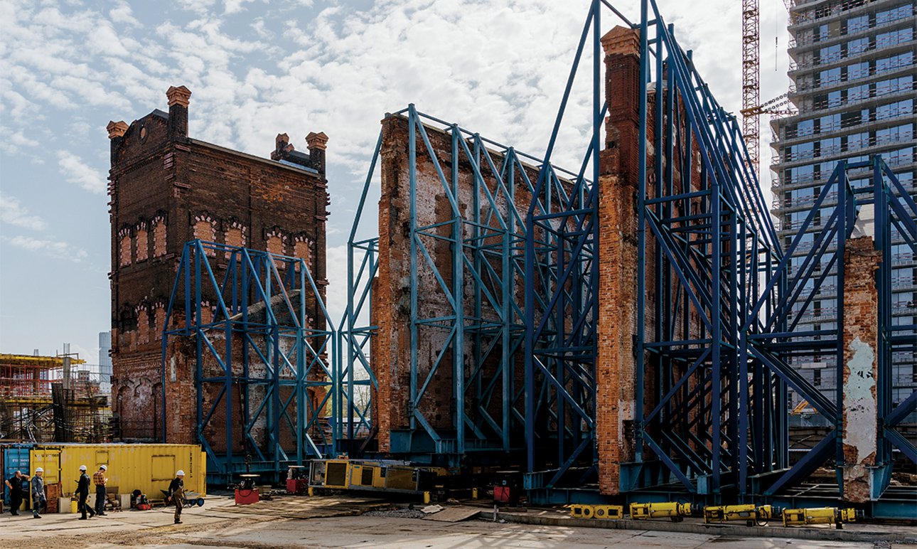 Процесс перемещения исторических зданий на территории GUSTAV. Фото: FORMA