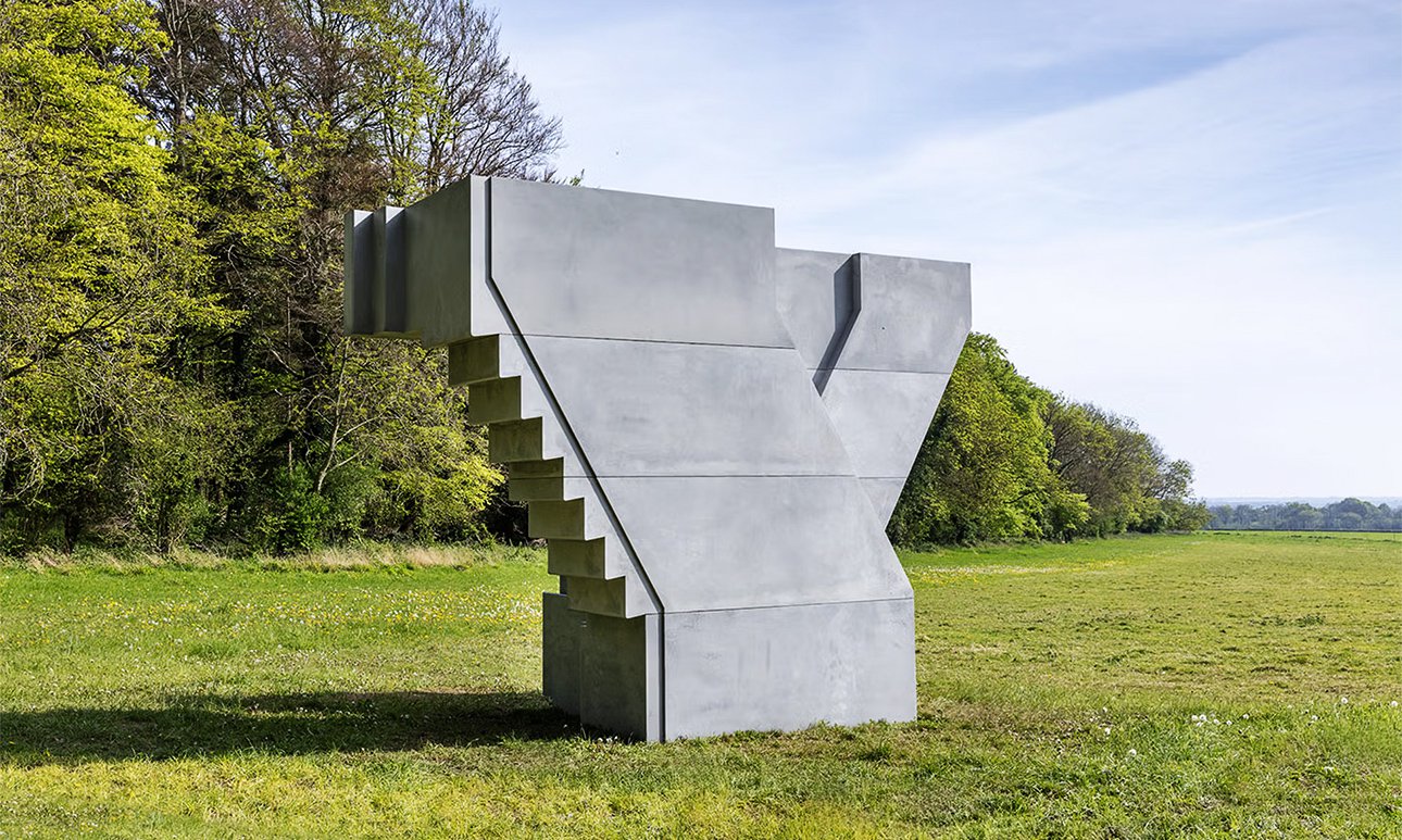 Скульптура Рейчел Уайтред «Вниз и вверх» в поместье Гудвуд. Фото: Goodwood Art Foundation