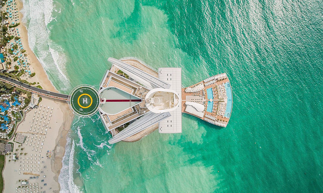 Вид на Jumeirah Burj Al Arab сверху.  Фото: Jumeirah Burj Al Arab