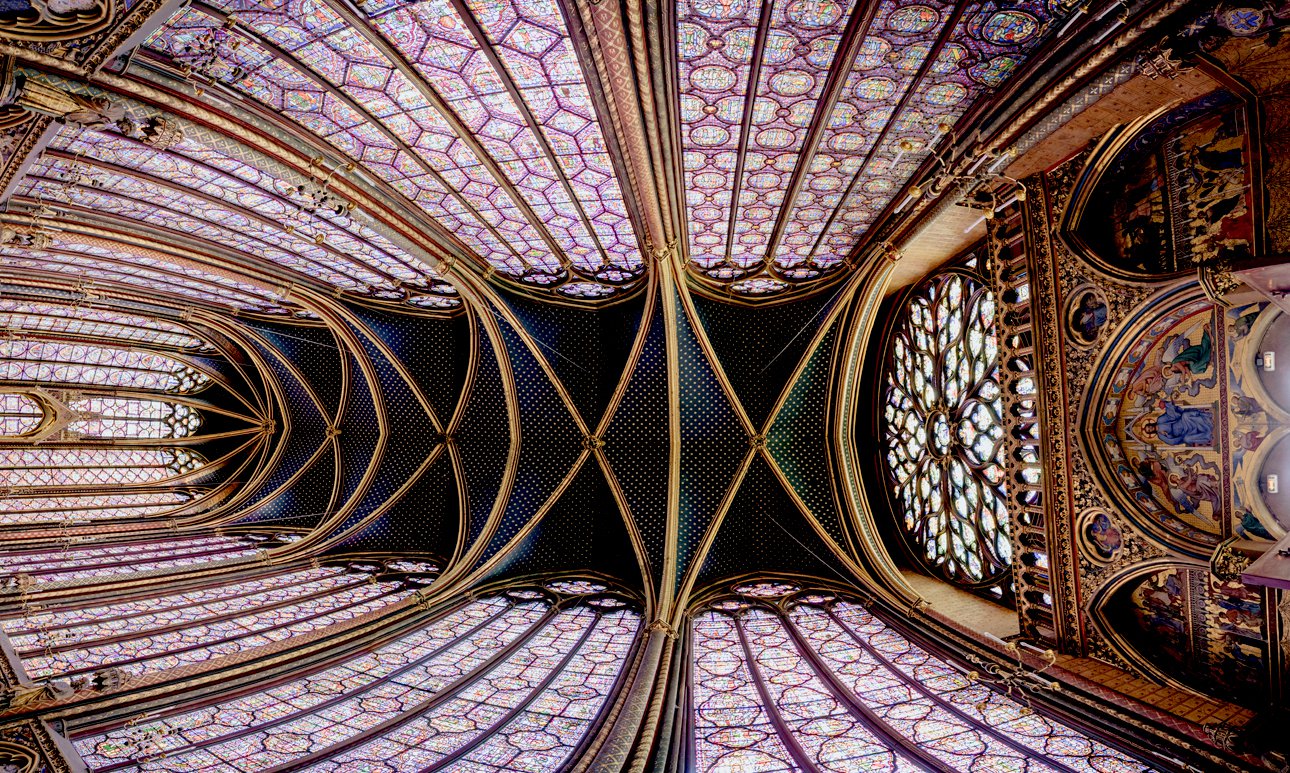 Своей особой красотой здание обязано 15 витражам верхней капеллы.  Фото: uan Nguyen/Unsplash