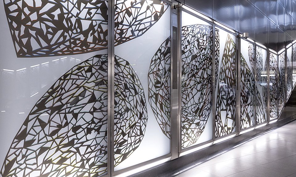 «Драгоценные камни» на стенах западного вестибюля Farrington. Фото: The Crossrail Art Foundation